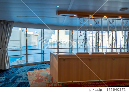 北九州市新門司港から神戸行きフェリーせっつの船内の展望ロビー 125640371