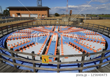 首都圏外郭放水路に展示されているシールドマシンの面板　シールドマシンの先端部カッターピット 125640473