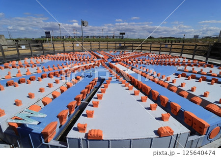 首都圏外郭放水路に展示されているシールドマシンの面板　シールドマシンの先端部カッターピット 125640474