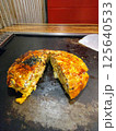鉄板で焼いているお好み焼き 125640533