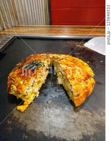 鉄板で焼いているお好み焼き 125640533