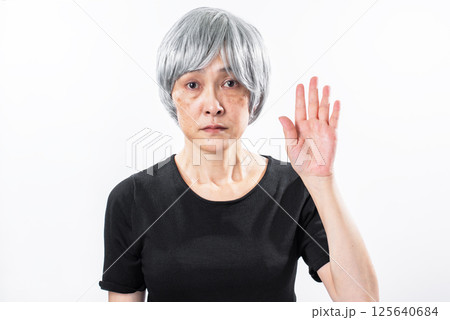 片手を上げてあきらめの表情のシニア女性 125640684