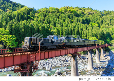 初夏の快速ゆふいん号 DE10 大分県玖珠郡 初夏の快速ゆふいん号 DE10 大分県玖珠郡 125640710