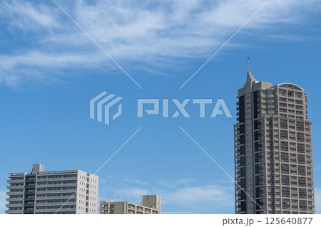 青空に映える高層ビル 青空に映える高層ビル 125640877