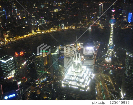 上海の高層ビル群と外灘の夜景 上海の高層ビル群と外灘の夜景 125640955