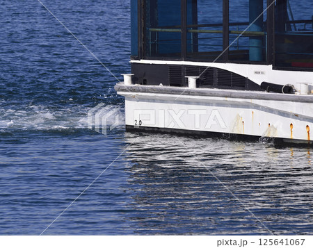 海に浮かぶ船 125641067