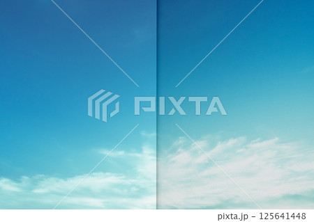 夕方の青空と、2枚の紙 125641448