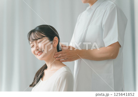 首　指圧 125641852