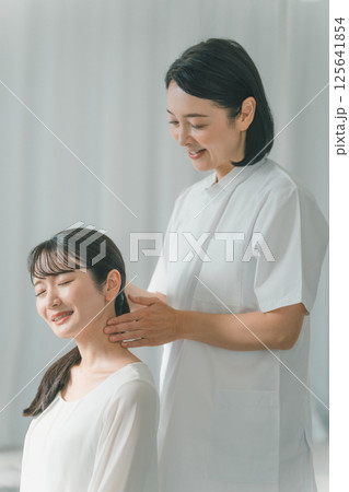 首 指圧 首 指圧 125641854