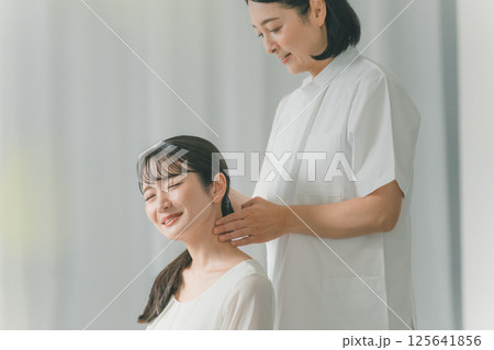 首 指圧 首 指圧 125641856