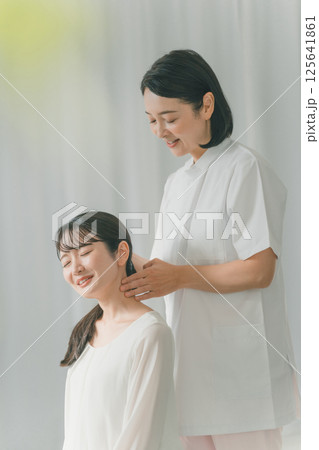 首　指圧 125641861