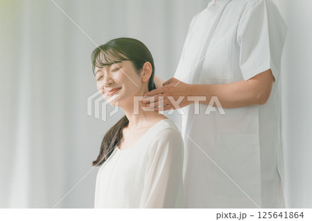 首　指圧 125641864