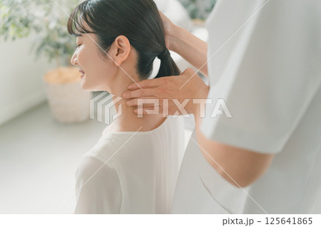 首　指圧 125641865