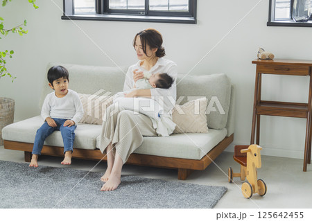 リビングでくつろぐ家族　 125642455