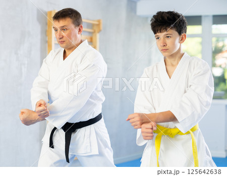 Individual karate lesson for teenager -...の写真素材 [125642638] - PIXTA