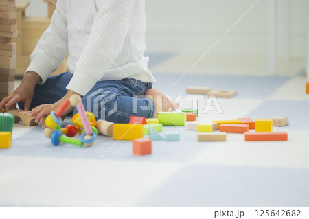 ブロックで遊ぶ子ども 125642682