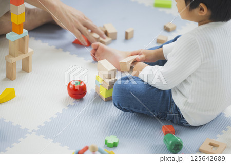 ブロックで遊ぶ子ども 125642689