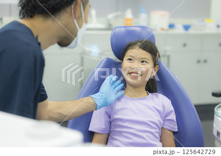 歯の治療を受ける子供  125642729