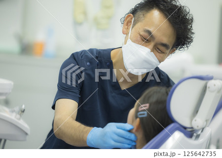 歯の治療を受ける子供  125642735