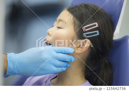 歯の治療を受ける子供 歯の治療を受ける子供 125642736