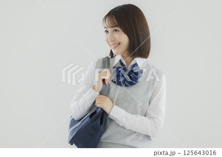 ピースサインをする女子高生 125643016