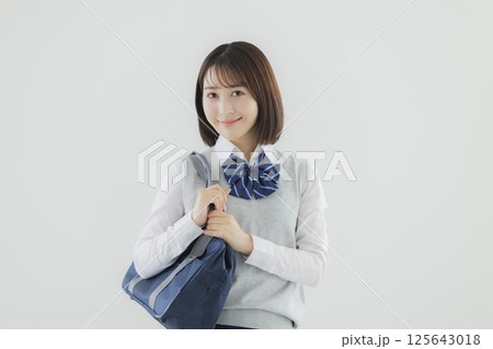 ピースサインをする女子高生 125643018