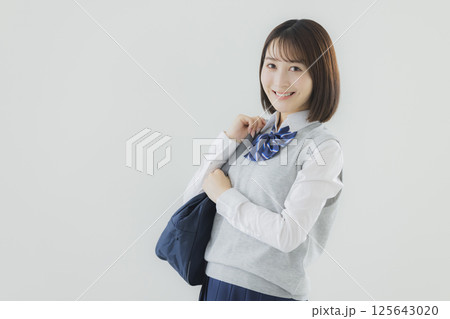 ピースサインをする女子高生 ピースサインをする女子高生 125643020