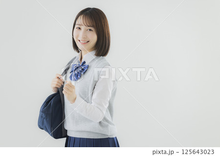 ピースサインをする女子高生 125643023
