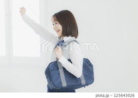 ピースサインをする女子高生 125643026