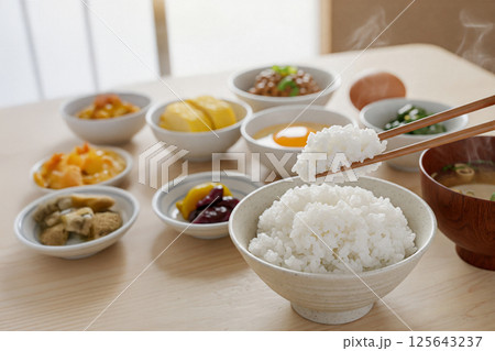 朝食のご飯を食べる 125643237