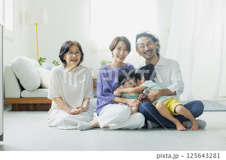 リビングの家族 リビングの家族 125643281