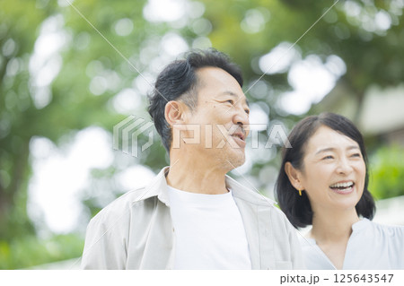笑顔で寄り添うミドル夫婦 笑顔で寄り添うミドル夫婦 125643547