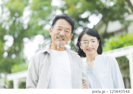 笑顔で寄り添うミドル夫婦 　 125643548