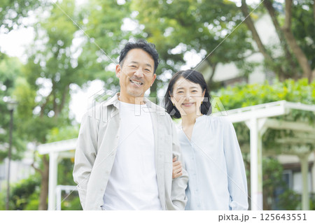 笑顔で寄り添うミドル夫婦 　 125643551