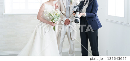 結婚式で撮影するブライダルカメラマン 結婚式で撮影するブライダルカメラマン 125643635