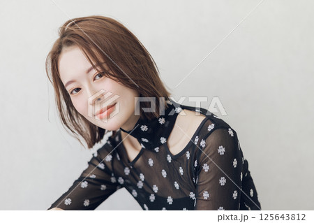 若い女性のヘアスタイルイメージ　 125643812