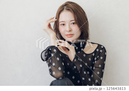 若い女性のヘアスタイルイメージ　 125643813