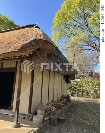 茅葺屋根の古民家と青空 125644340