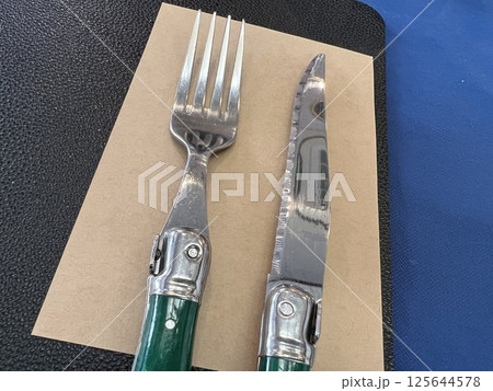 青いテーブルの上のフォークとナイフ 青いテーブルの上のフォークとナイフ 125644578