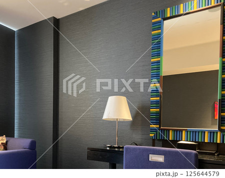 ホテルルームの鏡台 125644579