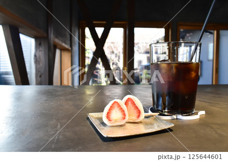 古民家風カフェのアイスコーヒーとデザートのいちご大福 125644601