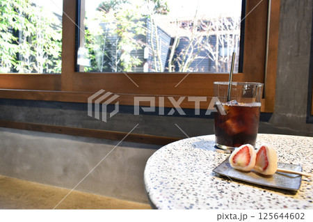 古民家風カフェのアイスコーヒーとデザートのいちご大福 125644602