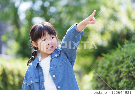 指差す子供 125644921