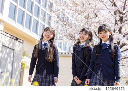 春の校舎と笑顔の学生 春の校舎と笑顔の学生 125646373