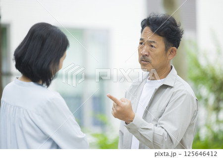 公園で口論するミドルカップル 公園で口論するミドルカップル 125646412