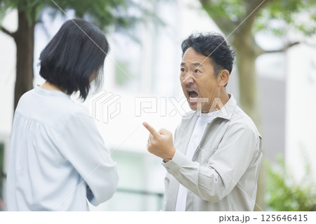公園で口論するミドルカップル 125646415