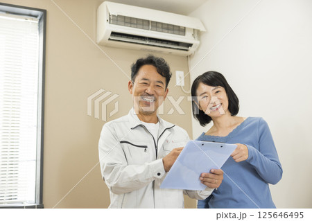 エアコンの点検をする作業員 125646495