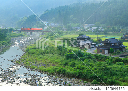 第2市川橋梁を渡るオレンジ色の播但線の気動車 125646523