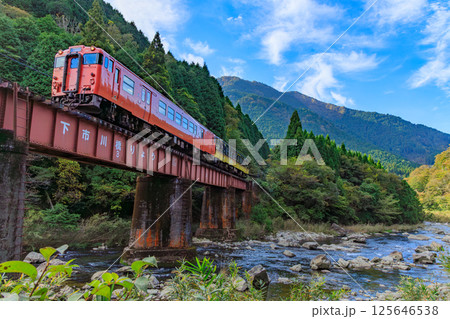 下市川橋梁を渡るオレンジ色の播但線の気動車 125646538
