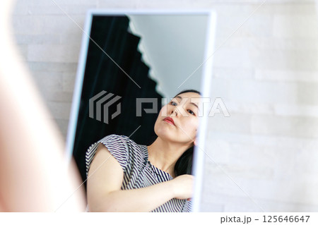 試着室のミドル女性 試着室のミドル女性 125646647